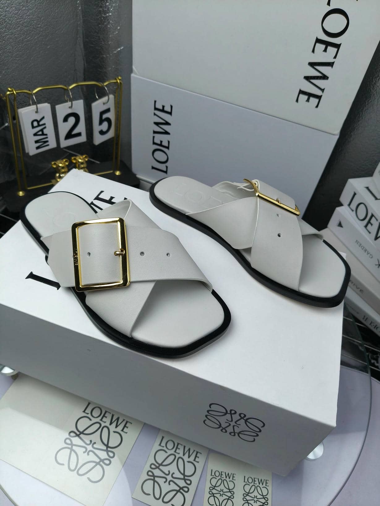 Loewe 25SS slider-8